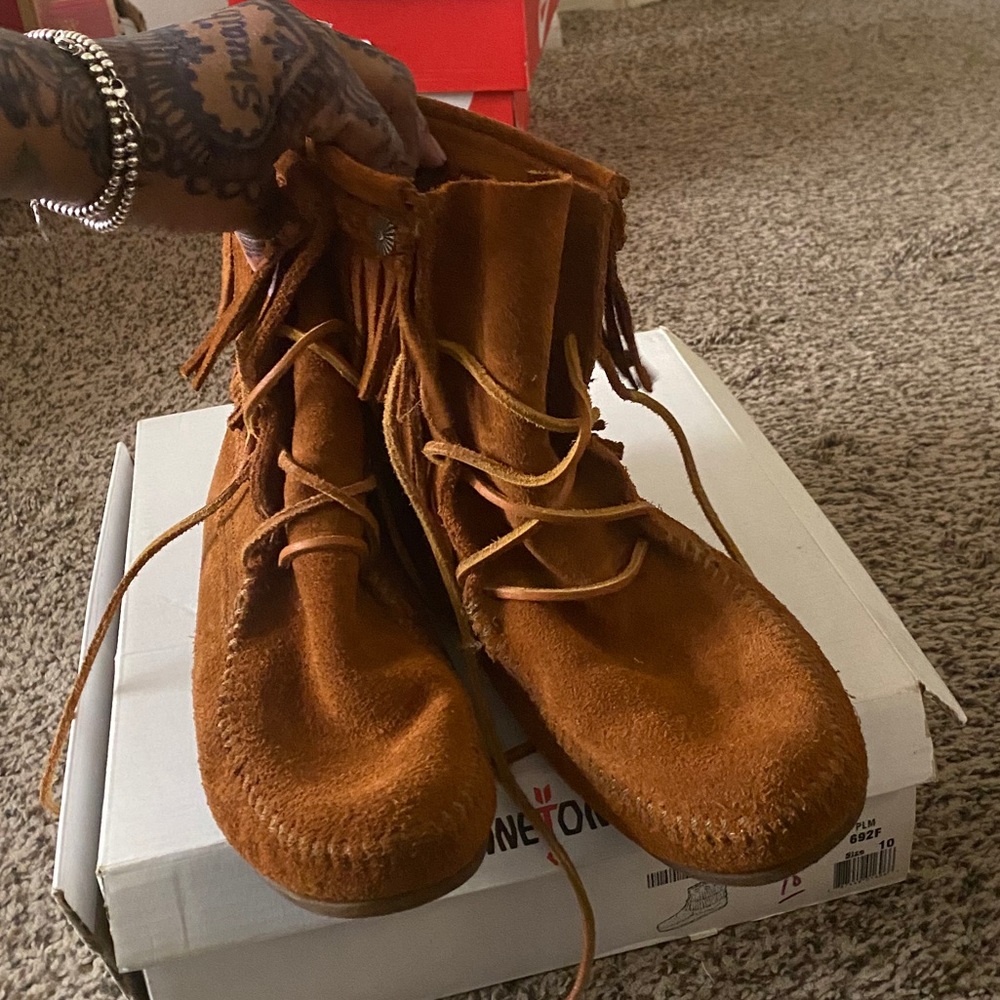 USED Minnetonka Tie Up Moccasin Bootie